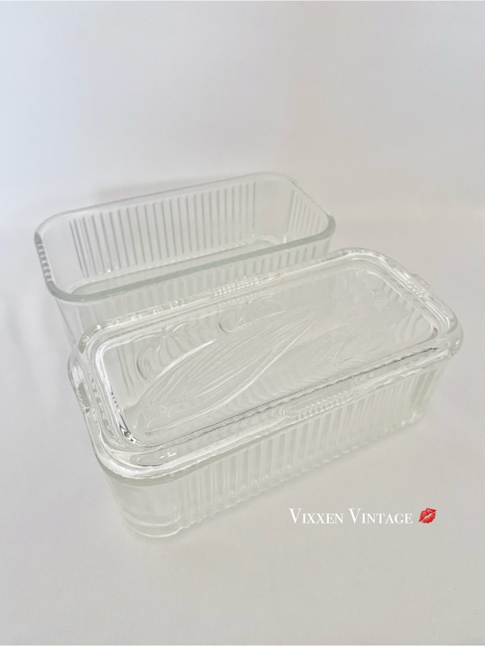 VINTAGE 1940'S CLEAR HEAVY PRESSED-GLASS RIBBED REFRIGERATOR DISH W/ VEGGIE LID